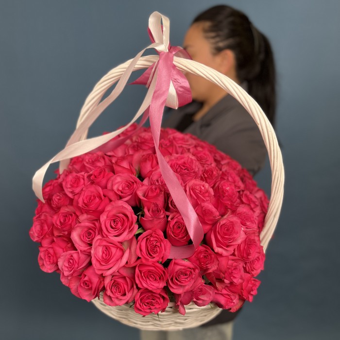 101 малиновая роза Палома Роял в корзине